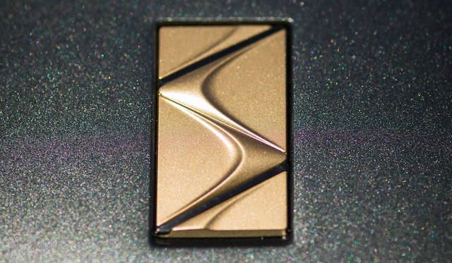 ボンネット上のDSロゴがゴールドであしらわれる、60周年記念限定モデル