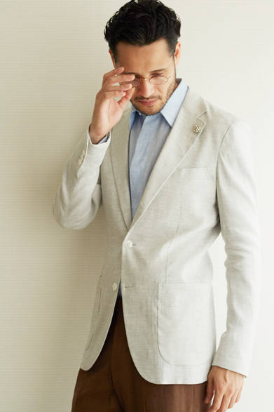 3Bジャケット¥50,000 リネンシャツ¥17,000 ストレートパンツ¥17,000