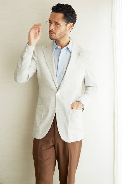 3Bジャケット¥50,000 リネンシャツ¥17,000 ストレートパンツ¥17,000