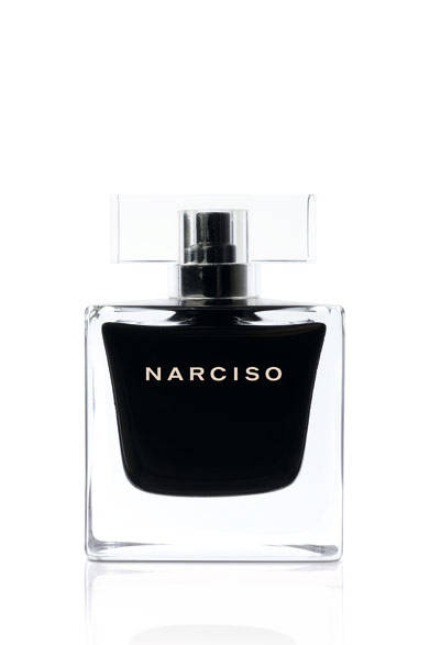 <strong>narciso rodriguez｜ナルシソ ロドリゲス</strong> <br /><br /> <strong>新作「ナルシソ」は力強く誘惑し魅了する<br />官能的なフレグランス</strong> <br /><br /> ナルシソ ロドリゲスから、2014年に発表されたフレグランス「ナルシソ オードパルファム」の対になるあたらしい香り「ナルシソ オードトワレ」が誕生。「ナルシソ オードパルファム」がさりげなく魅了する力の美学を表現しているのに対し、新作「ナルシソ オードトワレ」は、抗いがたく明らかな官能性で魅了する力に注目。女性らしさのあたらしい側面を鮮やかな香りで表現している。トップノートはホワイトピオニーとブルガリアンローズが溶け合う、魅惑的なホワイトフローラルブーケからはじまる。そして透明感のあるムスクが香るミドルノートへと変化。ラストは、ブラックシダー、ホワイトシダー、エレガントなベチバーによる官能的なウッディノートが高まり周囲を魅了する。ボトルはオードパルファムと同じデザインながらも色調を反転。今回は文字をピュアホワイトで記載し、クリアなボトルキャップを採用することで神秘的な要素をあらたにくわえた。 <br /><br /> <strong>ナルシソ オードトワレ </strong><br /> 価格｜1万1016円［50ml］、1万4256円［90ml］ <br /><br />  ブルーベル・ジャパン（香水・化粧品）<br /> Tel. 03-5413-1070 <br />