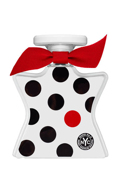 <strong>Bond No.9｜ボンド・ナンバーナイン</strong> <br /><br /> <strong>自由で自然体。<br />NY・パーク アベニュー サウスの空気感</strong> <br /> <br />ニューヨークの街をインスピレーション源に香りを創作してきたボンド・ナンバーナインが新作フレグランスのテーマに選んだのは「パーク アベニュー サウス」。いまやプール付きのコンドミニアム、人気レストラン、ホテルなどが立ち並びニューヨークでもっともトレンディなストリートへと進化したパーク アベニュー サウス。このエリアがもつ、新鮮で軽快な雰囲気やおおらかさを表現した、大胆かつコンテンポラリーなフローラルノートが特徴だ。トップノートは、酸味の効いたグリーンアップルの爽やかですがすがしい香り。そしてフレッシュで誘惑的なジャスミンと甘美なピーチが香るフローラルのミドルノートに移行。ラストはセンシュアルなムスクとドライアンバーの落ち着きのある香りが、穏やかで深みのある余韻をもたらしてくれる。ボトルデザインは真っ白なベースにブラックドットを描いたポップなデザイン。そこにビビッドなレッドをひとつだけ配し、明るくエネルギッシュな印象に仕上げた。 <br /><br /> <strong>ボンド・ナンバーナイン パーク アベニュー サウス オードパルファム </strong><br /> 価格｜2万9700円［50ml］、4万1580円［100ml］ <br /><br />  ブルーベル・ジャパン（香水・化粧品） <br /> Tel. 03-5413-1070 <br />