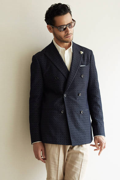 ダブルジャケット6万480円、リネンシャツ1万8360円、ショーツ1万6200円