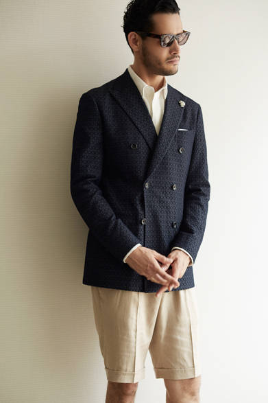 ダブルジャケット6万480円、リネンシャツ1万8360円、ショーツ1万6200円