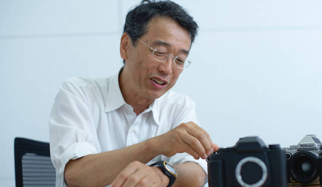 ニコンフェロー 映像事業部 後藤研究室 兼  第一マーケティング部 マーケティング課の主任研究員・三浦康晶さん。「Df」の開発を当初から担当。手描きで設計をスケッチし、モックアップも手作りしたという