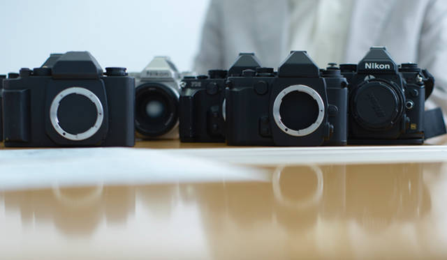 手前のふたつのカメラは、ニコン「Df」のモックアップ（木型）