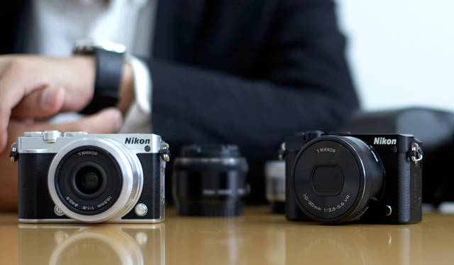  「Nikon 1 J5」は、高級感と操作性を追求した小型・軽量ボディー に、撮影意欲をかき立てるメカニカルなダイヤルや、高級感のある金属の質感などを盛り込んだ。従来機のシンプル・ミニマルに徹するデザインにくわえ、アナログな操作系を備え、撮る楽しさともつ喜びが感じられる<br><br><strong>ニコンカスタマーサポートセンター ナビダイヤル</strong><br>Tel. 0570-02-8000<br>http:www.nikon-image.com/<br>