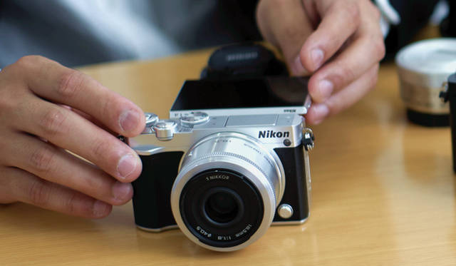 「Nikon 1 J5」の設計では、アナログな操作系であるダイヤルの質感にこだわると同時に、タッチ操作に対応するチルト液晶モニターを採用し、カメラビギナーにも撮影しやすいインターフェースを心がけたという<br><br><strong>ニコンカスタマーサポートセンター ナビダイヤル</strong><br>Tel. 0570-02-8000<br>http:www.nikon-image.com/<br>