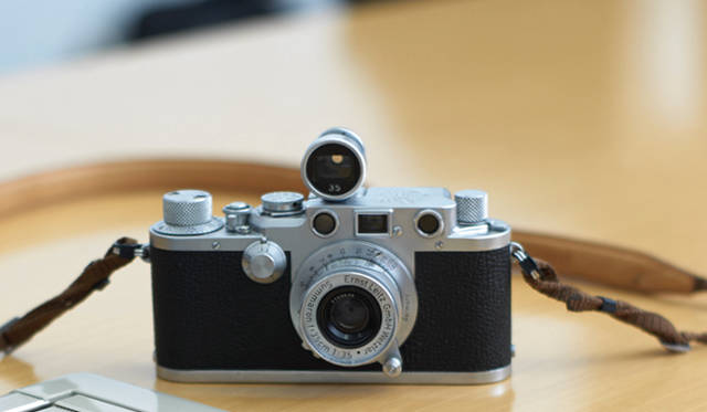 約100年前に35mmフィルムカメラを世界ではじめて製造したライカ。ニコンでも「Fシリーズ」をはじめ、日本メーカーのカメラデザインも、大きな影響を受けている