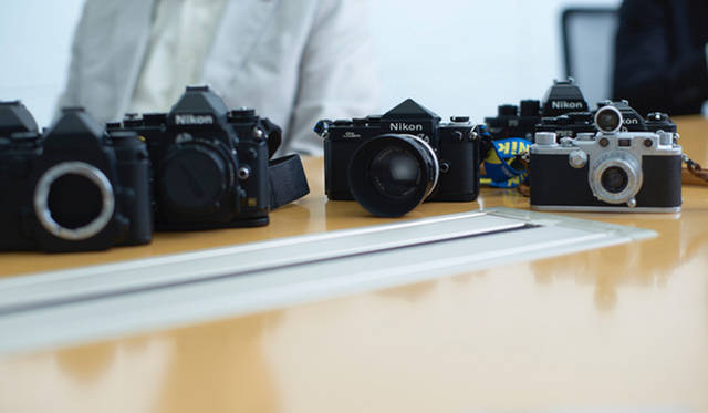 設計時にデザインを参考にしたというニコン「Fシリーズ」などのフィルムカメラ