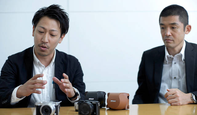 「Nikon 1 J5」の製品開発を担当した、ニコン映像事業部の小林達也さん（左）と舛田知也さん（右）