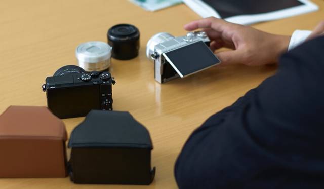 本体上部のモードダイヤルを設置して、素早く、ダイレクトに撮影者の意思を反映できるように意図したという「Nikon 1 J5」<br><br><strong>ニコンカスタマーサポートセンター ナビダイヤル</strong><br>Tel. 0570-02-8000<br>http:www.nikon-image.com/<br>