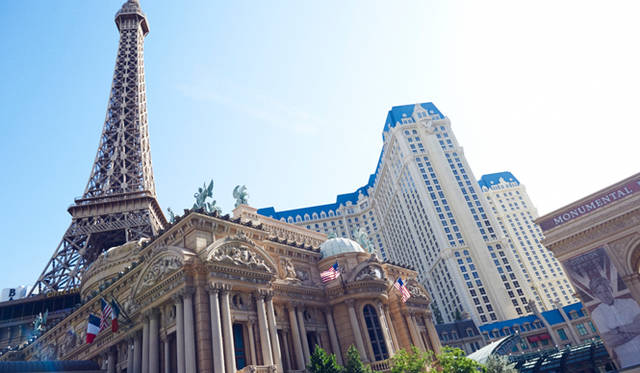 エジプトの砂漠からモンテカルロ、パリのエッフェル塔、ニューヨークの摩天楼。世界の観光名所をモチーフにしたホテルが立ち並ぶようすは、まるでテーマパークのよう