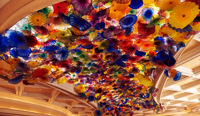 アンコルクドの初日、祭典のはじまりを告げるキックオフイベントは、噴水ショーで有名なホテル「ベラージオ」でおこなわれた。写真はロビーに広がる美しい天井装飾