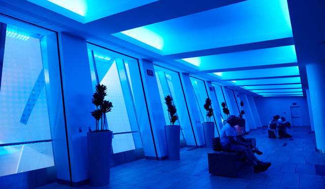 訪れたひとを楽しませる要素が街の随所に散りばめられている。写真はショッピングセンター「クリスタルズ」のなかに展示されている現代美術家、ジェームズ・タレルのアート作品