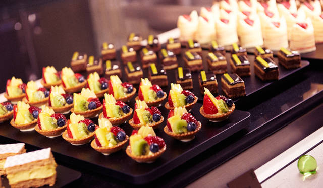 「シェフズ・カウンター：オールスター・フィースト」の会場では、アンコルクドに参加する有名シェフのなかでも特に選りすぐりの6人が集結し、ラスベガスらしいビュッフェ・スタイルで料理を振る舞った