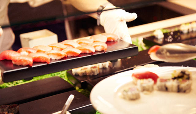 「マサ」のお寿司コーナーにはひっきりなしに行列ができていた。シェフのタカヤマ氏は毎日、築地市場から魚介類を仕入れているそうだ