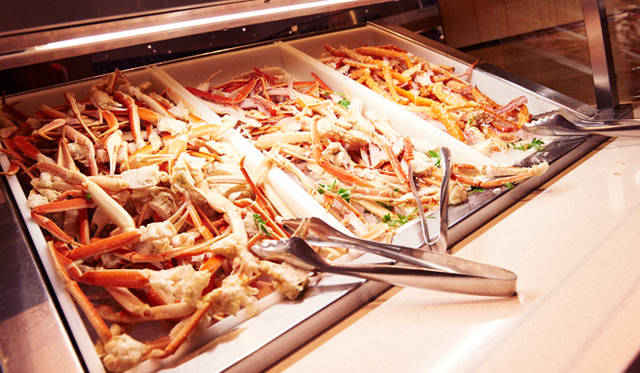 カニのボイルも大盤振る舞い。お寿司コーナーと比べて、こちらはややひとが少なめ