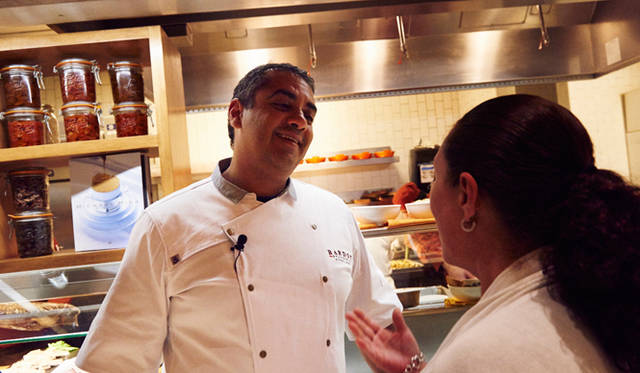 マイケル・ミーナ氏も、リラックスしたようすでゲストと交流を図っていた