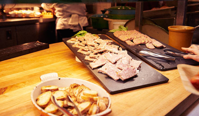 この日、マイケル・ミーナ氏は、ハムやテリーヌ、パテなどシャルキュトリーを中心に用意