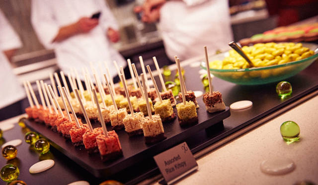 南仏生まれの新鋭パティシエ、クロード・エスカミール氏の彩り豊かなデザートも