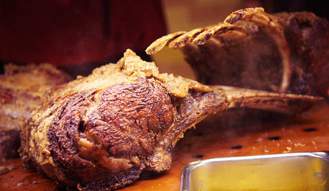 この日、ジャン＝ジョルジュ・ヴォンゲリスティン氏は肉によって焼き方を変えるというファイン・ダイニング式のステーキを披露した