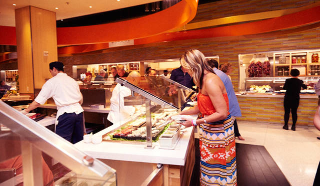 会場に並ぶのは、普段はなかなか予約の取れない一流シェフの料理ばかり。「少しずつたくさん食べたい」というときには、ビュッフェ・スタイルがぴったりなことを実感した