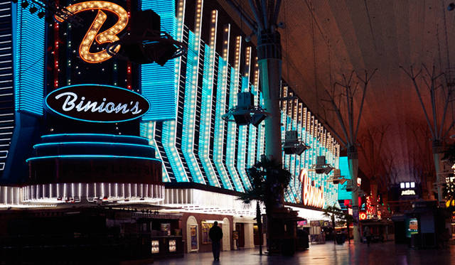 ラスベガスといえば、カジノの街。そのイメージに違いなく、空港から街中までいたるところでカジノを見かけた。だが、最近では、グルメやショー、ショッピングなどエンタメ産業が急成長し、カジノの売り上げを上回るまでになったそうだ