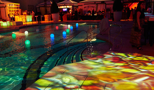 毎年、イベントの最後にはプールに飛び込むひとがいるそうだが、今年はいかに……