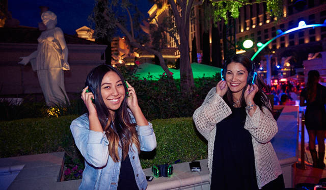 会場には、サイレント・ディスコのデモストレーションなど、料理以外にもさまざまな仕かけが