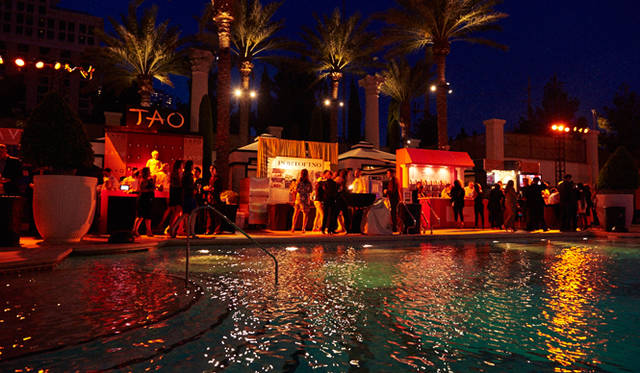 「シーザーズ・パレス」の広大なプールサイドを舞台に、75人以上の一流シェフが料理を振舞った