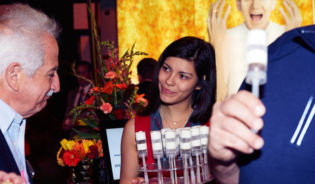 ギ・サヴォワ氏（写真左）もゲストに混じってイベントをエンジョイ中