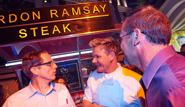 ゴードン・ラムゼイ氏（写真中）の前には、一緒に写真を撮ろうとするひとがひっきりなしに押し寄せていた