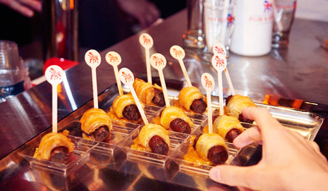 イギリス出身のシェフらしく、ラムゼイ氏は地元の名物、牛フィレ肉のパイ包み（ビーフウェリントン）をひと口サイズにして提供していた