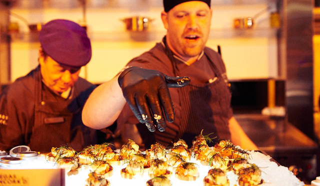 ブースによっては、シェフ自ら料理の説明をしてくれるところも