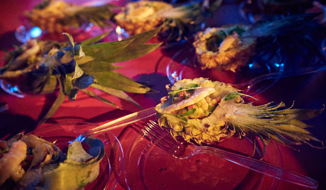 「マサ」はパイナップルを器に、イカなどの魚介類をフルーティーな味付けで仕上げた、南国ムード漂う一品を用意していた