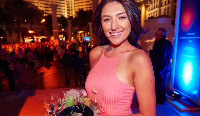 「ベガスはいわばアメリカの縮図版。ベガスが進化をつづけているということは、つまりアメリカのグルメシーンが変わってきているということなんだ。年中、代わり映えのしないメニューを出すような店が人気だった時代から、みんな少しずつ自分が口にするものや健康に気をつかいはじめている」とは、グルメ雑誌『ボナペティ』のエディター、アンドリュー・ノウルトン氏の談