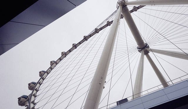 世界一の高さを誇る（※2015年6月現在）観覧車「ハイ・ローラー」もアンコルクドの舞台に