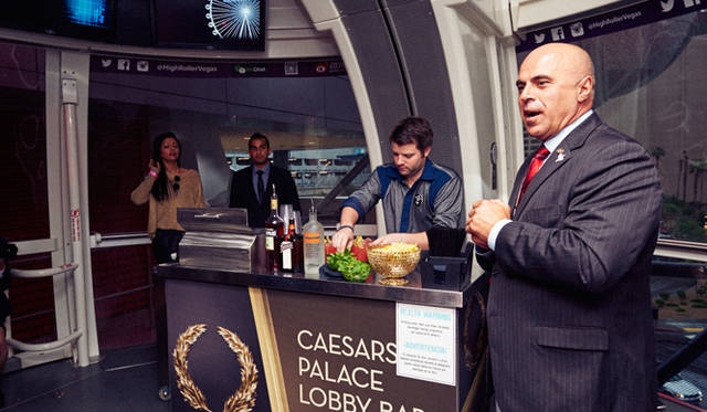 キャビンのなかでは、モダンカクテルで有名なバーテンダー、トニー・アボウ＝ガニム氏（写真右）がラスベガスの最新カクテル事情を指南。グルメシーンのトレンドに追随して、カクテルの世界でも、最近は新鮮な食材を使ったカクテルが人気を集めているという