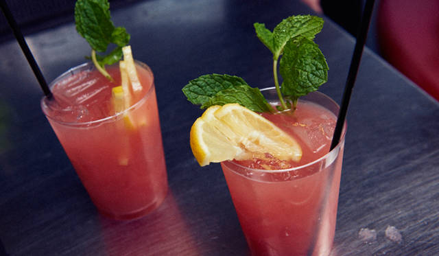 「モンキー・シャイン」は、採れたてのレモン果汁とジンジャエール、コアントロー、ウォッカをミックスし、カンパリでフレッシュな風味をくわえたもの。これからの季節にぴったりの一杯だ