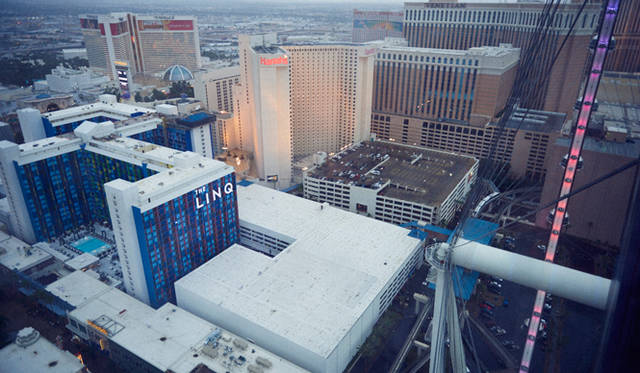 キャビンの外には、巨大な建物が立ち並ぶラスベガスの景色が広がる