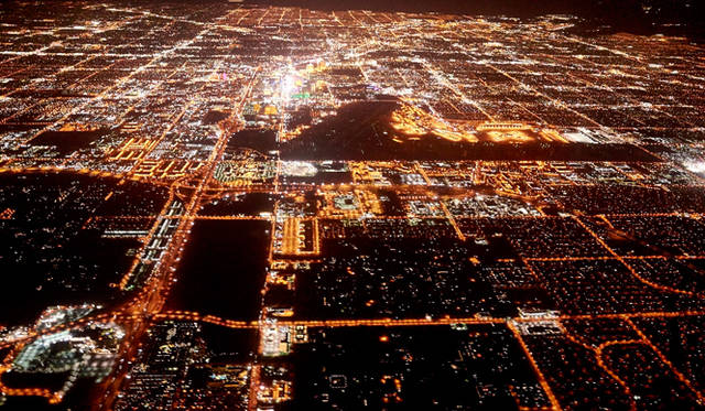 上空から見たラスベガスのようす。真っ暗ななかに、突如あらわれる煌々とした明かり。砂漠につくられた人工的な街だということがよくわかる。本特集の第二弾ではストリップの外にも足を伸ばし、さらにラスベガスのグルメシーンの奥深くまで迫る