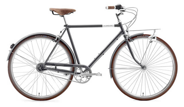 <strong>Creme Cycles｜クレム・サイクルズ</strong><br />CREME CYCLES 2015<br />美しいラグドスチールフレームを中心に構成されたカフェレーサー・ドッピオ・マン。チューブが太くアルミニウムが印象的で、このクラスのバイクでは最高級のBrooks（ブルックス）社製レザーサドルを装備。メンテナンスフリーの7速内装変速ハブがどんな路面でも快適な走行を実現する。「CAFERACER DOPPIO MAN」（gray）