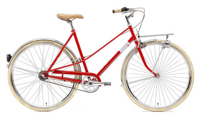<strong>Creme Cycles｜クレム・サイクルズ</strong><br />CREME CYCLES 2015<br />カフェレーサーのウィメンズモデルは、ダブルトップチューブが印象的な、美しい「Mixte（ミキスト）」スタイルのステップスルーフレームを中心に構成。「CAFERACER SOLO LADY」（red）12万4200円