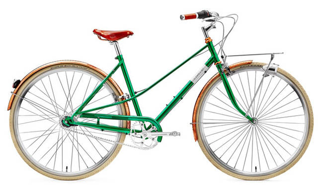 <strong>Creme Cycles｜クレム・サイクルズ</strong><br />CREME CYCLES 2015<br />今回限りの生産となるリミテッドエディション（限定車）のカフェレーサー・レディ・エメラルドは、ほかのカフェレーサーレディーとおなじようにシグネチャーのダブルトップチューブとスチール製のラグフレームを中心に構築。トム・ディクソンの作品に触発されたアルミニウムフェンダーの配色は、コッパー（銅）仕上げの打ち出し加工がほどこされて見た目にも豪華。ブルックス社のレザーサドルとハイエンドなスレンダーグリップが、コッパーレールにマッチしている。「CAFERACER LADY LTD」（emerald）17万8200円