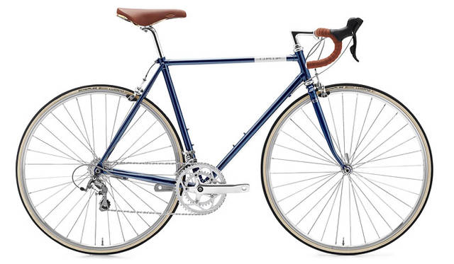 <strong>Creme Cycles｜クレム・サイクルズ</strong><br />CREME CYCLES 2015<br />フルクロモリ製ラグドフレームが特徴のエコー・ドッピオ。冷間鍛造クイルステム、18段変速、優れたSelle社製San Marco Rollsサドルなどを採用している。「ECHO DOPPIO」（deep blue）