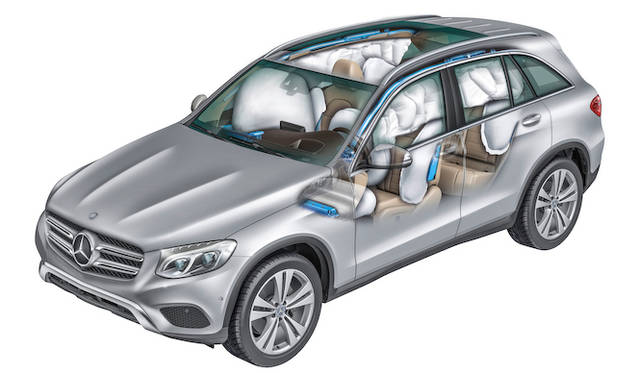 運転席、助手席はもとより、サイドウィンドウ全体を覆うエアバッグも装備している