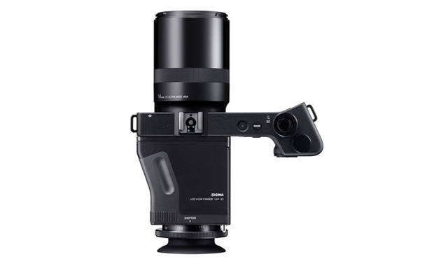 別売のLCDビューファインダー「LVF-01」は、液晶モニターに装着して使う、モニターフードとファインダーの機能をあわせもつアイテム。「SIGMA dp Quattro」シリーズ専用の設計で、外光をカットでしてファインダーのようにモニターを覗くことができ、2.5倍に拡大してピントの確認できる。実勢価格は3万7000円前後。7月10日に発売される「SIGMA dp0 Quattro」と「LVF-01」をセットにした「SIGMA dp0 Quattro LCDビューファインダーキット」は、実勢価格12万円前後