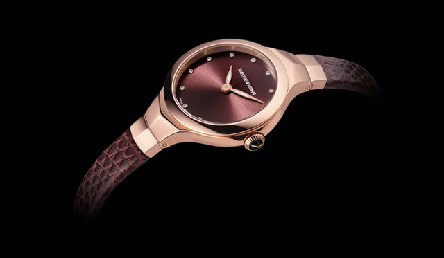 <strong>フリュイド デコ ARS8005</strong><br />ケース｜ローズゴールドIP加工ステンレススチール<br />直径｜25.5mm<br />ムーブメント｜クォーツ<br />ストラップ｜リザード<br />防水｜3気圧<br />発売時期｜2015年秋予定<br />予価｜13万4000円<br />