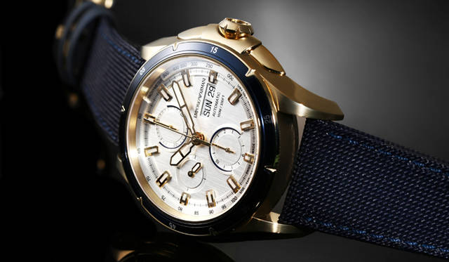 <strong>ボールド・モーション リミテッド エディション ARS9201</strong><br />ケース｜ライトゴールドIP加工ステンレススチール<br />直径｜45mm<br />ムーブメント｜自動巻き（Cal.VALJOUX7750）<br />機能｜クロノグラフ（30分積算計、12時間積算計）、曜日表示、日付表示<br />ストラップ｜ブルーキャンバス<br />防水｜10気圧<br />発売時期｜2015年秋予定<br />予価｜38万円<br />