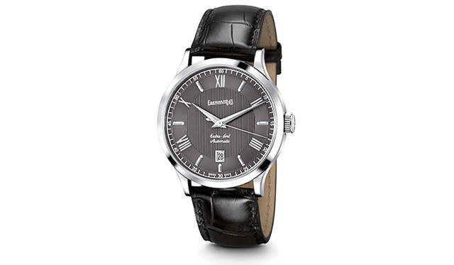 <strong>エクストラ・フォルト オートマティック</strong><br />ケース｜ステンレススチール<br />直径｜40mm<br />厚さ｜10.07mm<br />ムーブメント｜自動巻き（Cal.SW200）<br />ストラップ｜アリゲーター<br />防水｜50ｍ<br />発売時期｜10月予定<br />予価｜48万6000円